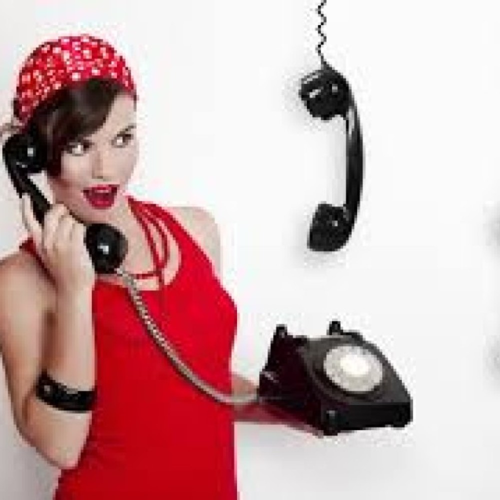Слушать телефон жены. Телефонный разговор. Женщина с телефоном. Женщина с телефонной трубкой. Фотосессия с телефоном.